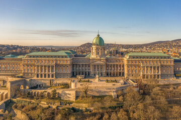 Obraz premium Aerial drone shot of front facade of Buda castle palace complex during Budapest morning sunrise