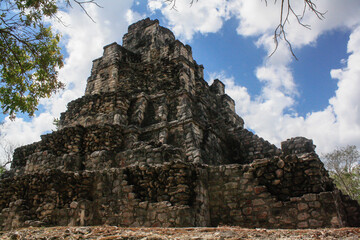 Fototapeta na wymiar The mayan ruins of Muyil in Mexico, example of Peten style