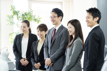 整列するビジネスパーソン