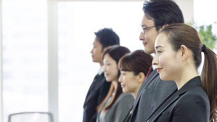 整列するビジネスパーソン