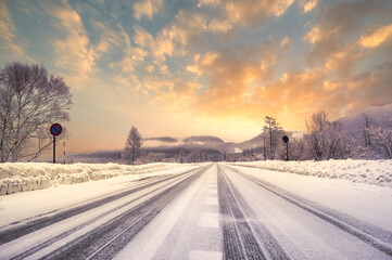 Obraz premium 【冬ドライブイメージ】霧氷に包まれた奥日光の道