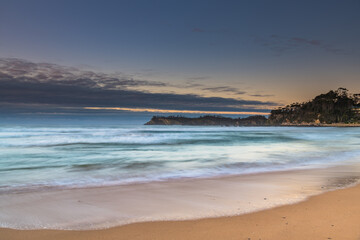Obraz premium Sunrise seascape and low cloud bank