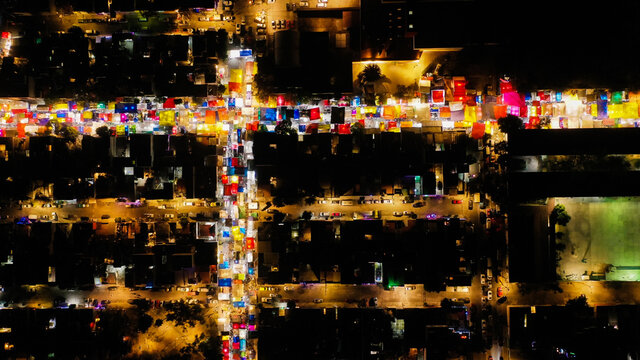 Tiendas y venta nocturna en la ciudad
