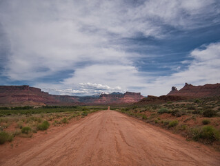 Eine gerade und unendlich lange Schotterstraße