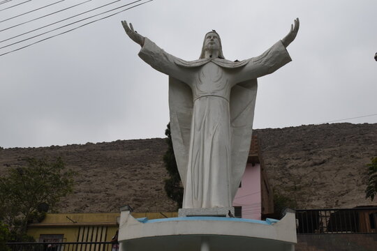 Swimming pool and statue of Cristo Blanco near Plaza de Chosica