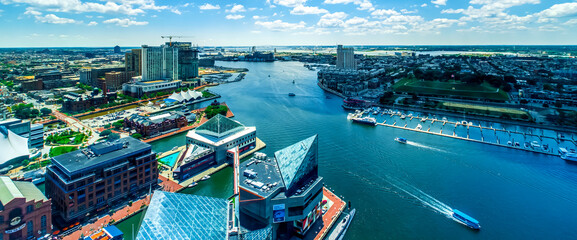 Inner harbor in Baltimore, Maryland on a clear day - obrazy, fototapety, plakaty