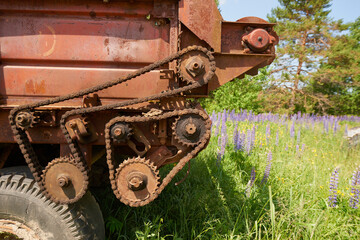 Old, solid technology. Spring tension on a star wheel rake.