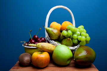 Frutas variadas sobre fondo azul