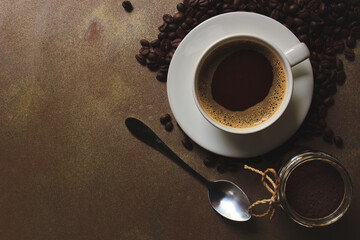 Obraz na płótnie Canvas Black coffee and coffee beans roasted on a wooden table