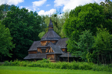 Fototapeta na wymiar Old wooden ukrainian orthodox church, ancient architecture