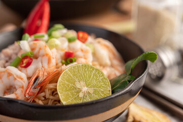 Instant noodles stir-fried with shrimp and pork.