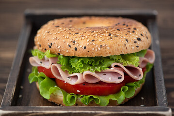 bagel with ham, lettuce, tomato and tomato sauce