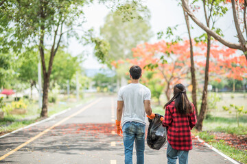 Obraz premium Men and women help each other to collect garbage.