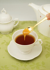紅茶にマヌカハニーを入れる