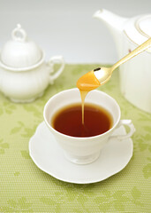 紅茶にマヌカハニーを入れる