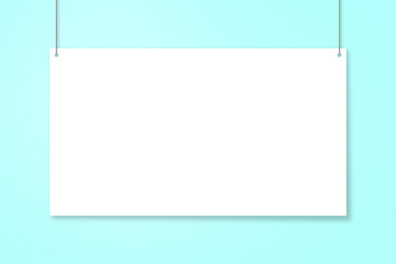 吊るした白地の紙。フレーム。