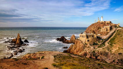 Vista panorámica del faro de Cabo de Gata en la costa del Parque Natural de Cabo de Gata-Níjar, provincia de Almería, Andalucía, España