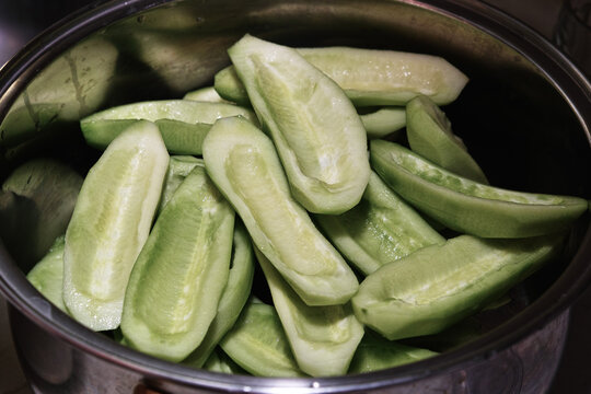 Prepare cucumber.