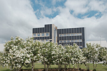 Edificio ecológico forrado de placas solares