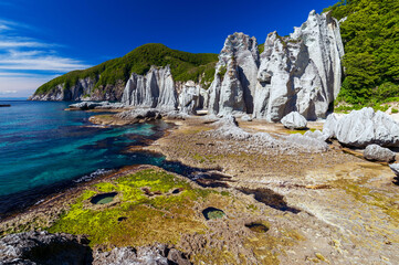 【青森県下北半島佐井村】仏ヶ浦は緑色凝灰岩がつくる大小さまざまな奇岩が集まり極楽浄土の景観