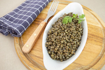 plat de lentilles cuites sur une planche à découper