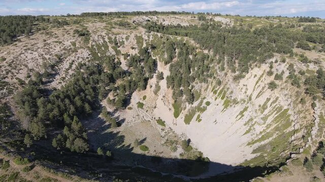Imagen grabada desde drone de unas dolinas en embudo