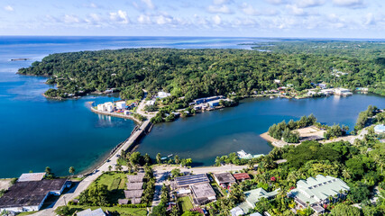 ドローン空撮。ミクロネシア連邦共和国ヤップ島チャモロ上空から州都コロニアを俯瞰