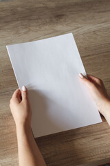 Obraz premium female hands with a sheet of paper
