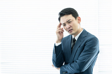 深刻そうに考えるビジネスマン