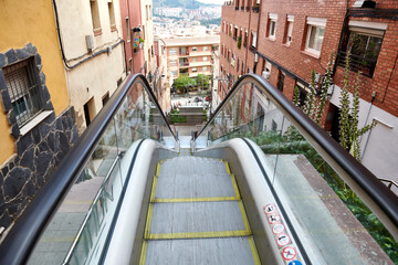 Escaleras mecánicas urbanas en barrio empinado, Horta, Barcelona, Carmelo
