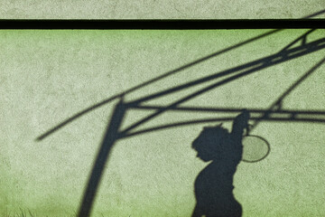 Widok na cień chłopca grającego w tenisa