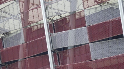 Biało-czerwona konstrukcja metalowa