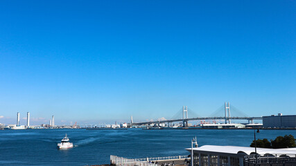 横浜港　開港の道から見える青空と海