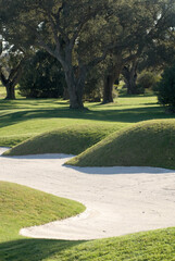 Golf. Equipo y paisaje para practicar golf.