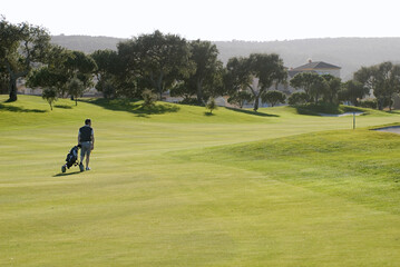 Golf. Equipo y paisaje para practicar golf.