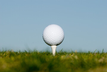 Golf. Equipo y paisaje para practicar golf.