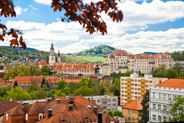 Obraz premium State castle of Cesky Krumlov a the towns red roofs from above