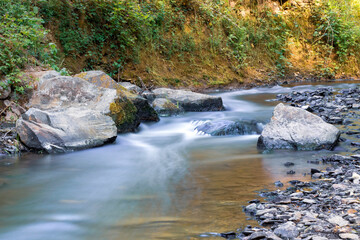 Les rochers et la rivière