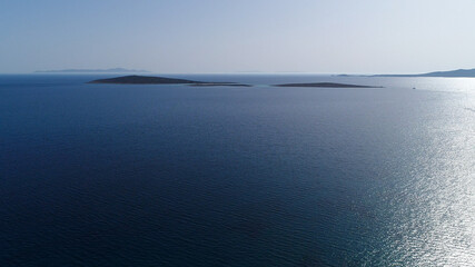 Fototapeta premium Plage d'Aliko sur l'île de Naxos dans les Cyclades en Grèce vue du ciel