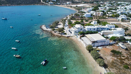 Obraz premium Plage d'Aliko sur l'île de Naxos dans les Cyclades en Grèce vue du ciel
