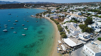 Plage d'Aliko sur l'île de Naxos dans les Cyclades en Grèce vue du ciel - obrazy, fototapety, plakaty