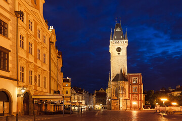 Fototapeta premium Oświetlone Stare Miasto w Pradze o zmierzchu