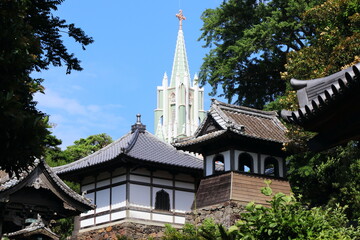 寺院と教会の見える風景