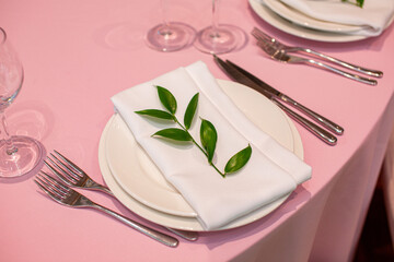 wedding arrangements, wedding tables, flowers on a plate