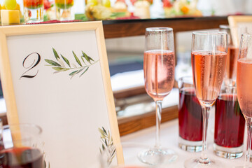wedding arrangements, wedding tables, flowers on a plate