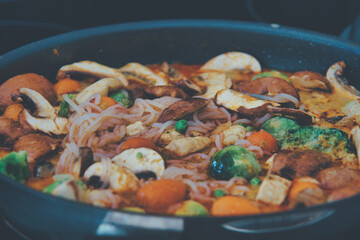Hühnchenpfanne mit gesundem Bio Gemüse in Black Pepper Soße und mit Konjak Nudeln