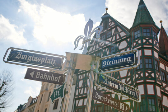 Ein Wegweiser für Touristen in der Barockstadt Fulda in Hessen im Frühling. 