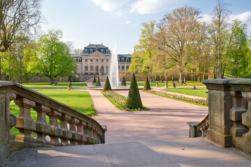 Die Barockstadt Fulda im Frühling. Im Schlosspark mit Blick auf die Orangerie.  - obrazy, fototapety, plakaty
