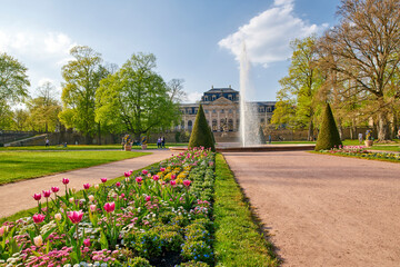 Die Barockstadt Fulda im Frühling. Im Schlosspark mit Blick auf die Orangerie.  - obrazy, fototapety, plakaty