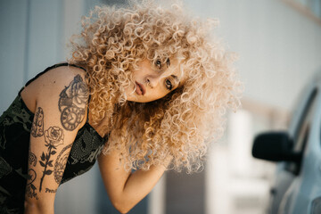 Chica trap rizos estilo fashion rubia joven moda industrial actual callejero
